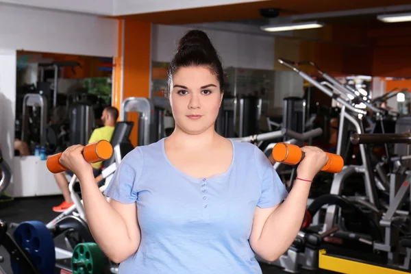 Giovane donna in sovrappeso formazione in palestra — Foto Stock