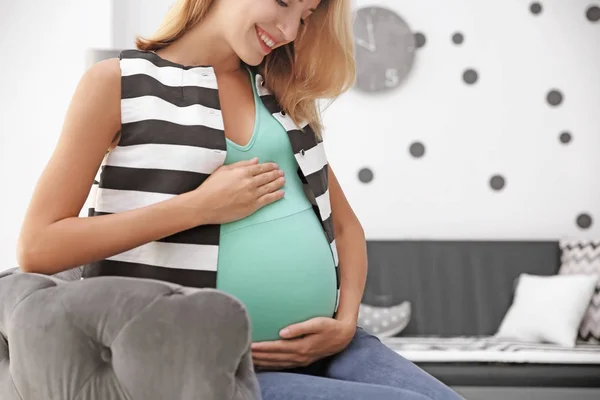 Těhotná žena v moderní dětský pokoj — Stock fotografie