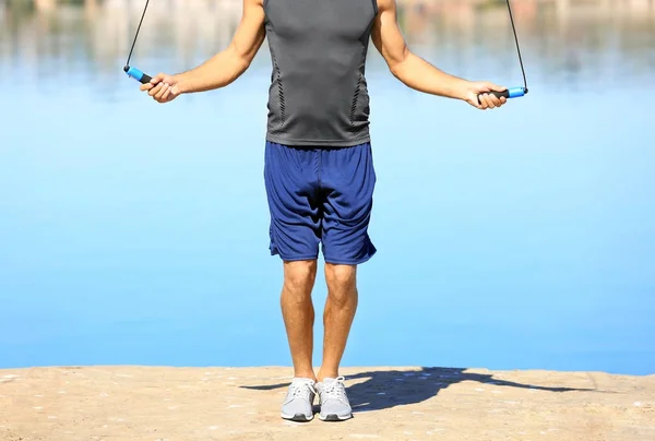 Junger Mann beim Seilspringen — Stockfoto