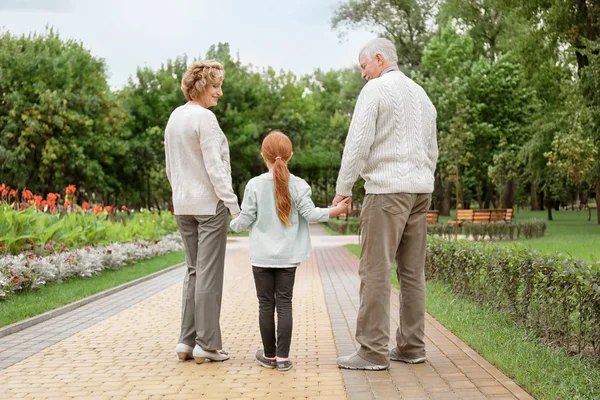 Bambina con nonni che camminano nel parco — Foto Stock