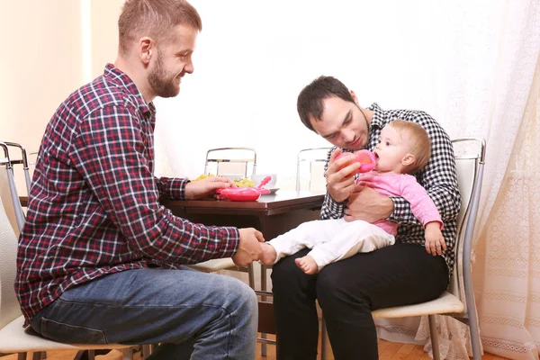 Evde bebek kabul kızla erkek gay çift — Stok fotoğraf
