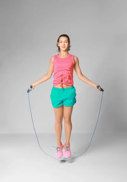 Giovane donna che salta corda — Foto Stock