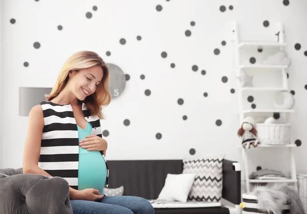 Wanita hamil cantik di kamar anak-anak modern — Stok Foto