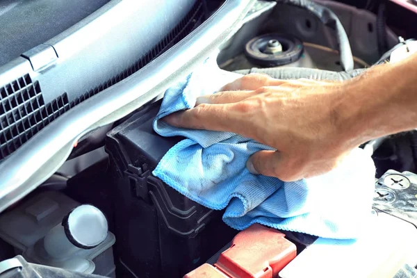 Kfz-Mechaniker bei der Arbeit — Stockfoto