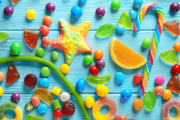 Färgglada godis utspridda på blå bakgrund — Stockfoto
