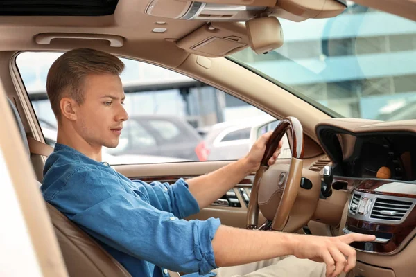 Young man on driver seat of car — Stock Photo, Image