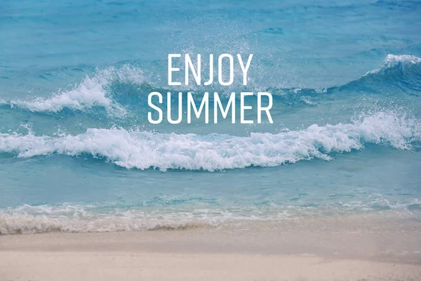 Tekst geniet van zomer en Oceaan op achtergrond — Stockfoto