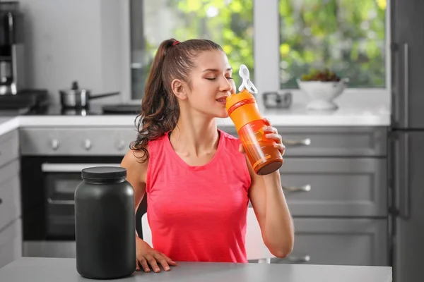 Mulher bebendo batido de proteína — Fotografia de Stock