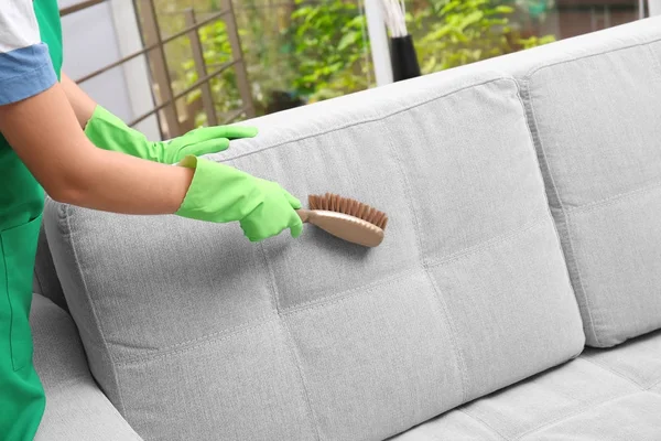 Wanita membersihkan sofa — Stok Foto