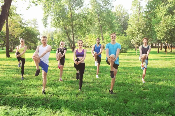 Gruppe junger Leute trainiert im Park — Stockfoto