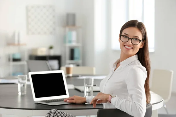 Giovane professionista femminile che lavora a tavola in ufficio — Foto Stock