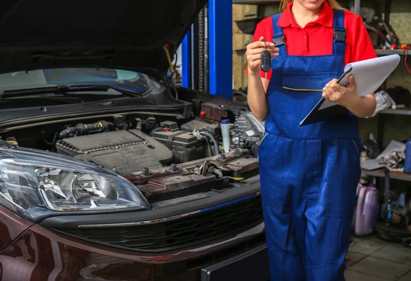 Young female mechanic at work — Stock Photo, Image