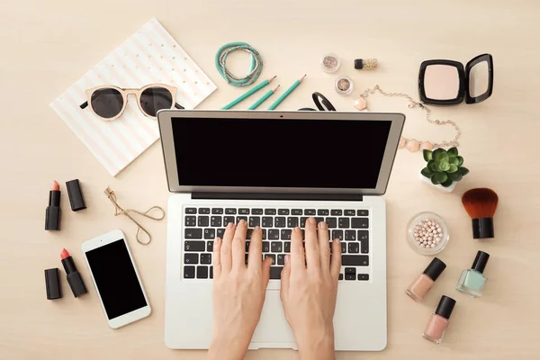 Händerna på skönhetsbloggare med modern laptop — Stockfoto