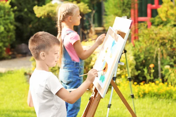 Mignons petits enfants tableau de peinture, en plein air — Photo