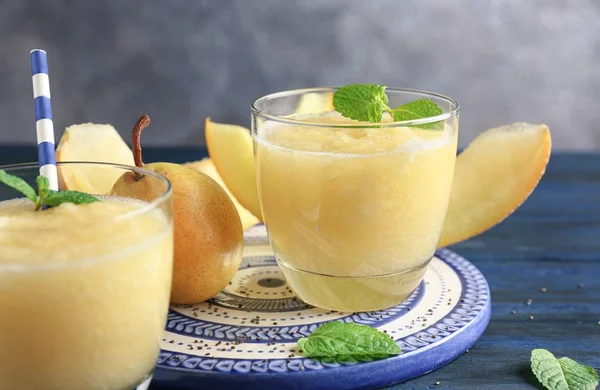 Tallrik med glas färsk melon smoothie — Stockfoto