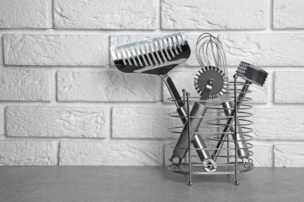 Stand com utensílios de cozinha na mesa — Fotografia de Stock