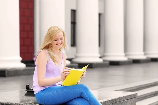 美丽的年轻女子在户外读书 — 图库照片