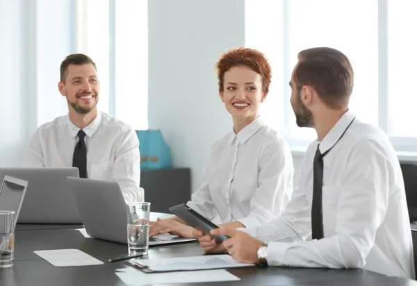 Takım genç profesyonellerin iş karşılaşma içinde office iletken — Stok fotoğraf