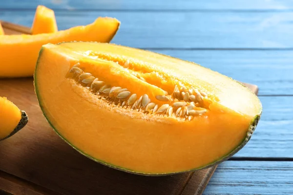 Tabla de cortar con melón en rodajas —  Fotos de Stock