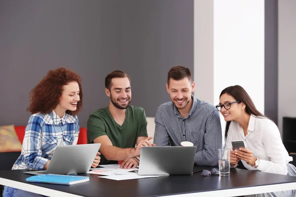 Takım genç profesyonellerin iş karşılaşma içinde office iletken — Stok fotoğraf