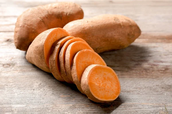 Pokrojone ziemniaki słodkie — Zdjęcie stockowe