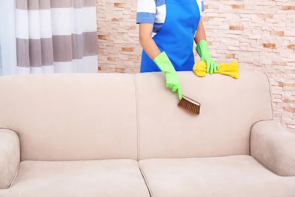 Woman cleaning couch — Stock Photo, Image