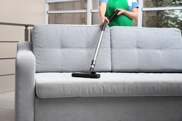 Mulher limpeza sofá — Fotografia de Stock