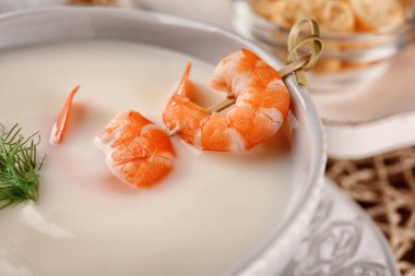 Lezzetli karidesli kremalı çorba