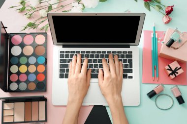 Eller güzellik Blogger modern dizüstü bilgisayar ile 
