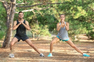 Genç adam ve kadın Park yapıyor