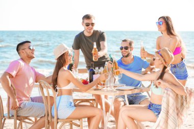 Gençler plajda parti