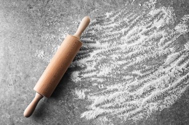 Dağınık un ve oklava 