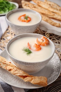 Lezzetli karidesli kremalı çorba