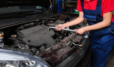 iş yerinde genç kadın makinist