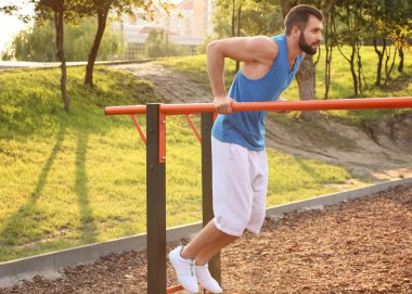 Yakışıklı adam açık havada egzersiz