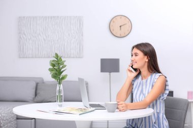 Modern dizüstü bilgisayar ile genç bayan