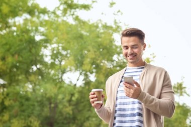 Kahve ile yakışıklı delikanlı 