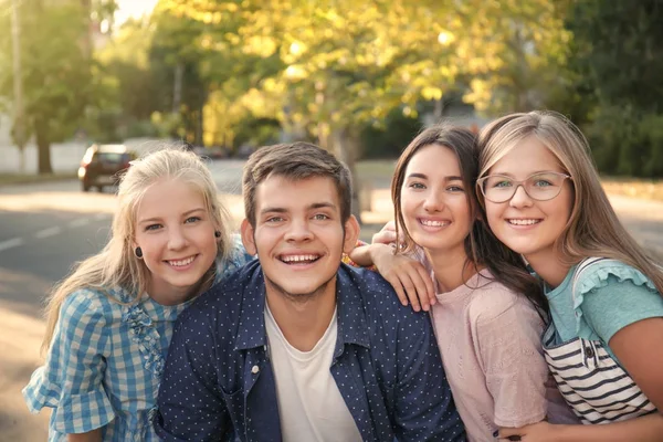 Szczęśliwy nastolatków na ulicy miasta — Zdjęcie stockowe