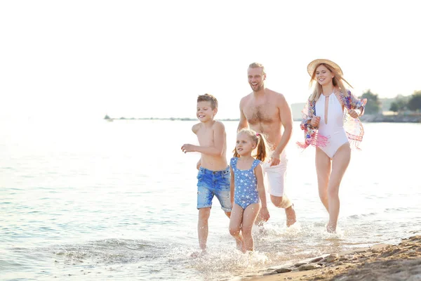 Glückliche Familie ruht sich im Seebad aus — Stockfoto