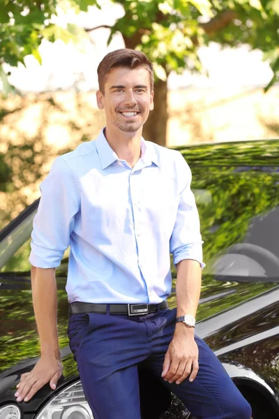 Joven hombre de negocios cerca de coche — Foto de Stock