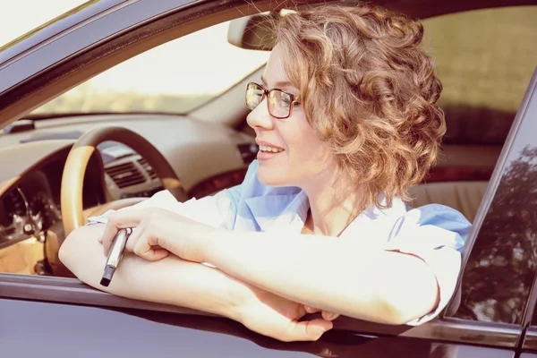 Jonge zakenvrouw in auto — Stockfoto