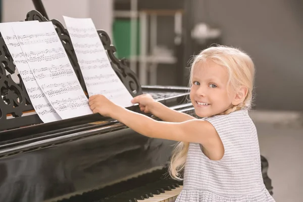 Meisje pianospelen — Stockfoto