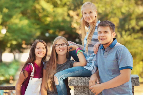 Adolescents heureux dans la rue de la ville — Photo