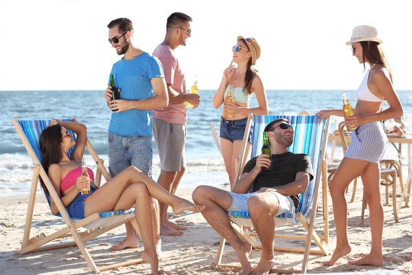 젊은 이들이 해변에서 파티를 데 — 스톡 사진