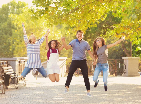 Felice adolescenti che saltano sulla strada della città — Foto Stock