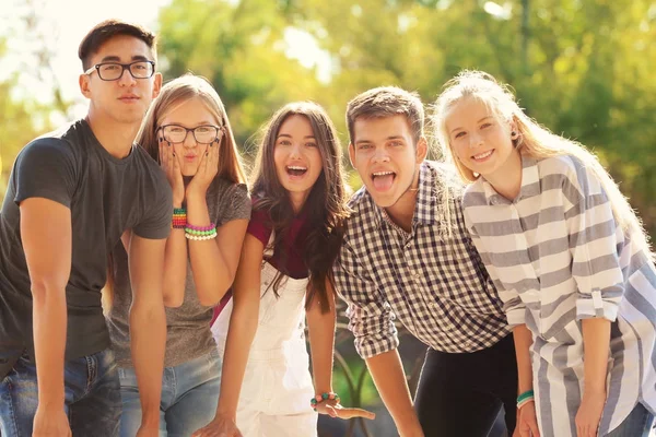 Adolescentes felices posando en la calle de la ciudad — Foto de Stock