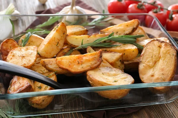 Deliciosas patatas al horno con romero — Foto de Stock