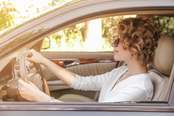 Mujer conduciendo un coche —  Fotos de Stock