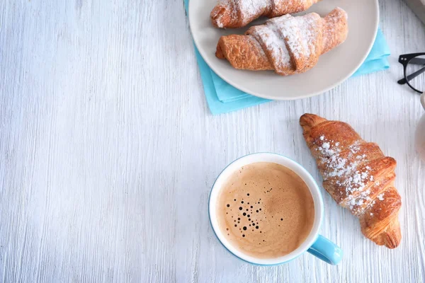 Csésze aromás kávét és croissant-t — Stock Fotó