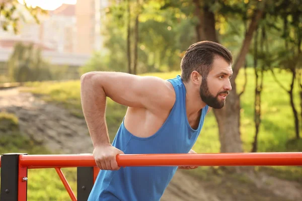 Bell'uomo che si esercita all'aperto — Foto Stock